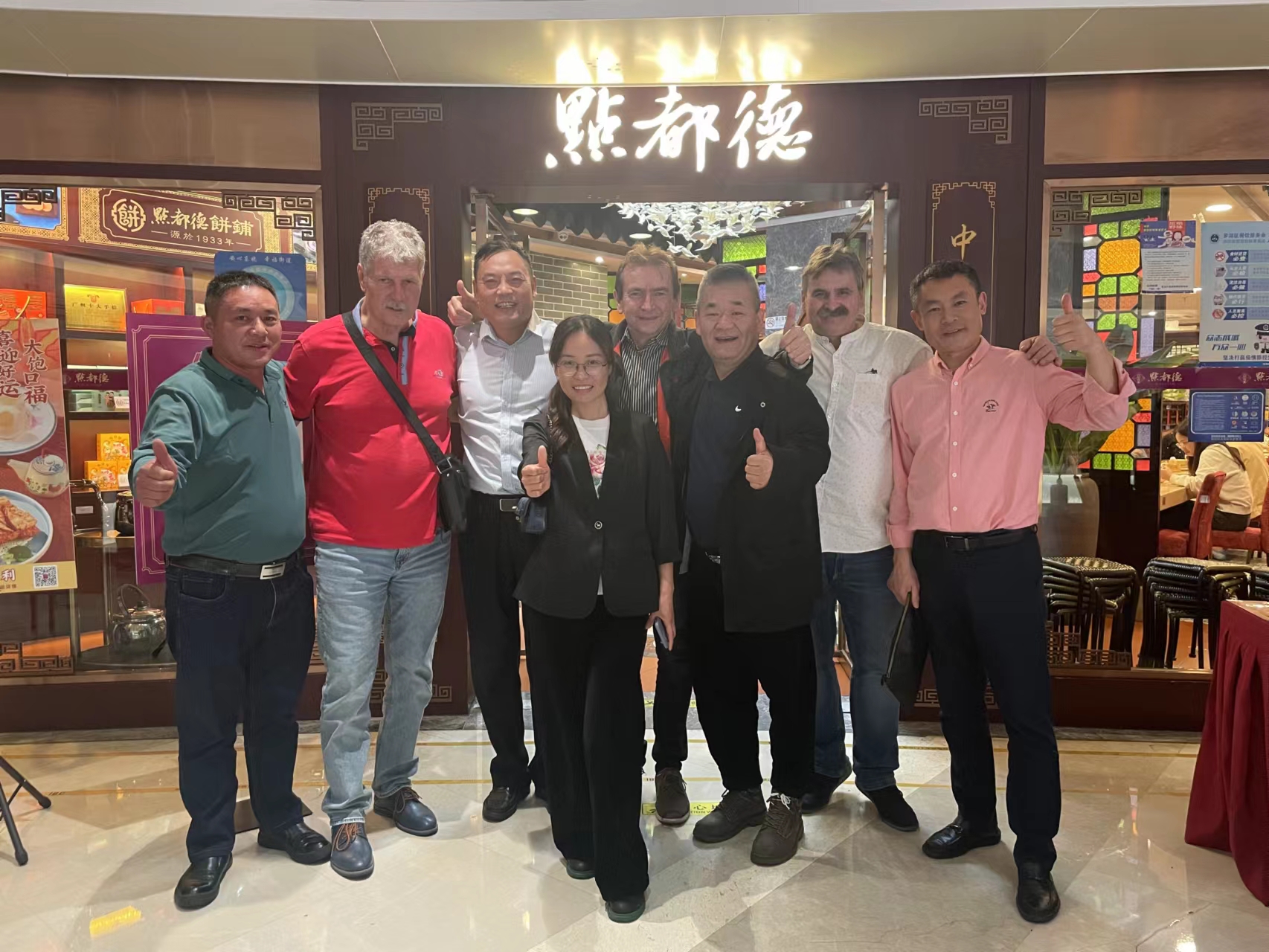 歐洲客人來我司采購太陽能熱水工程系統(tǒng)