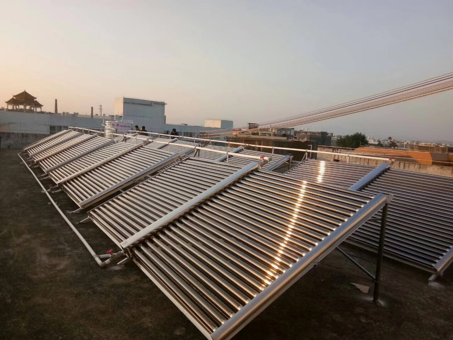 太陽能熱水工程系統(tǒng)有哪些組成部分？